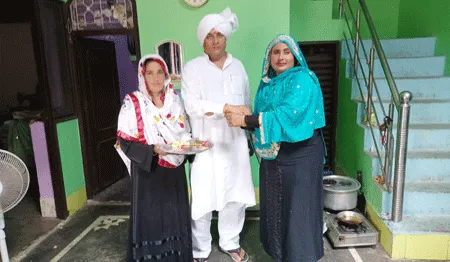 बेमिसाल : मुस्लिम बहनों ने मांगेराम त्यागी को बंधी राखी, मांगी लम्बी उम्र की दुआ