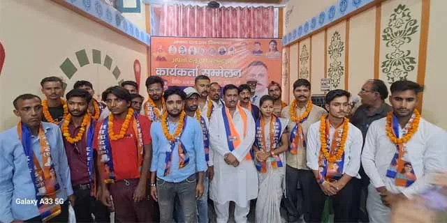 अपना दल एस के जिला अध्यक्ष राजकुमार भुर्जी ने कहा की अपना दल एस का कुनबा दिन प्रतिदिन बढ़ रहा है