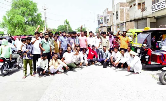 यातायात पुलिस के खिलाफ ई-रिक्शा चालकों का सांकेतिक चक्काजाम