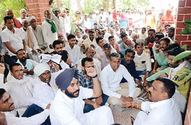 बिजली के बिलों में लगे सरचार्ज के विरोध में बराड़ के नेतृत्व में एसई कार्यालय पर प्रदर्शन