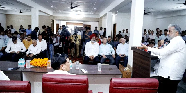 केंद्रीय मंत्री कृष्णपाल गुर्जर ने ड्राइवरों को बांटी पोर्टेबल वाटर प्यूरी टंकिया