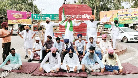 पानी की मांग पर किया अनूठा प्रदर्शन