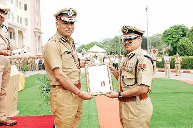 flag hoisting: राजस्थान डीजीपी उमेश मिश्र ने किया पुलिस मुख्यालय में ध्वजारोहरण