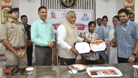 केन्द्रीय राज्यमंत्री वीके सिंह, डीएम राकेश सिंह, सीडीओ विक्रमादित्य और  डीसीपी निपुण अग्रवाल ने बंधवाई कन्याओं से राखी
