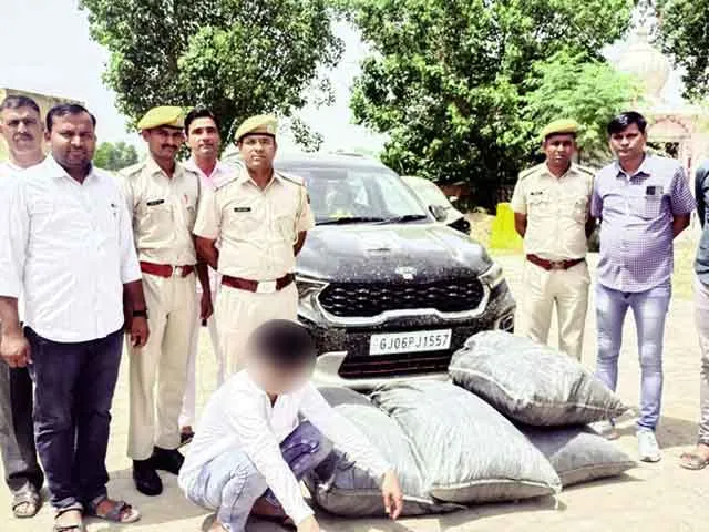 चोरीशुदा कार में पोस्त की तस्करी करते गिरफ्तार