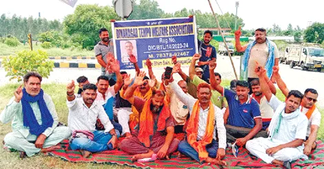 सड़कों पर उतरी मिन्नी ट्रांसपोर्ट, 8 घंटे प्रदर्शन