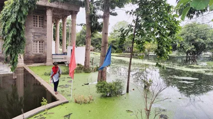 ड्रेन के पानी में डूबा स्कूल, दूसरे स्कूलों में शिफ्ट किए बच्चे