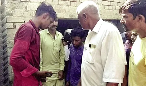 चोरी के इरादे से दीवार फांद मकान में घुसा युवक, ग्रामीणों ने पकड़ की धुनाई
