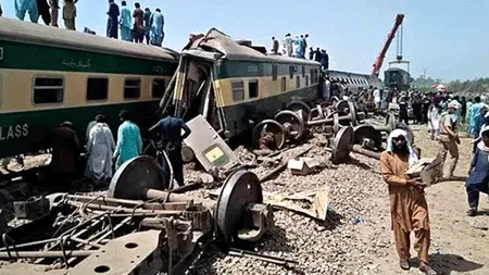 पाकिस्तान में एक्सप्रेस ट्रेन की बोगियां हुई बेपटरी, 15 की मौत, 50 घायल