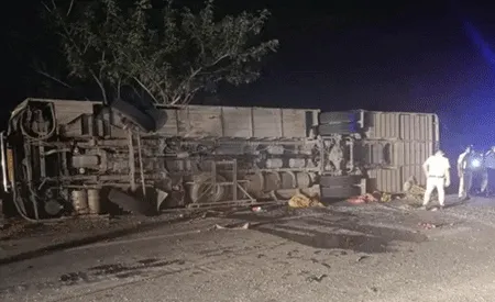 हाईवे पर सैनीपुरा के पास वोल्वो बस पलटी, 5 यात्रियों को लगी गंभीर चोट