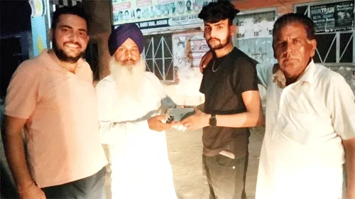 डेरा श्रद्धालु ने 70 हजार का मोबाईल लौटाकर दिखाई इन्सानियत