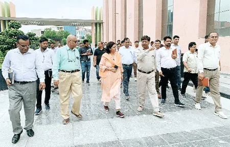 आवासन आयुक्त ने किया विभिन्न परियोजनाओं का दौरा