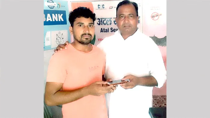 डेरा श्रद्धालु ने कीमती मोबाईल लौटकर दिखाई ईमानदारी