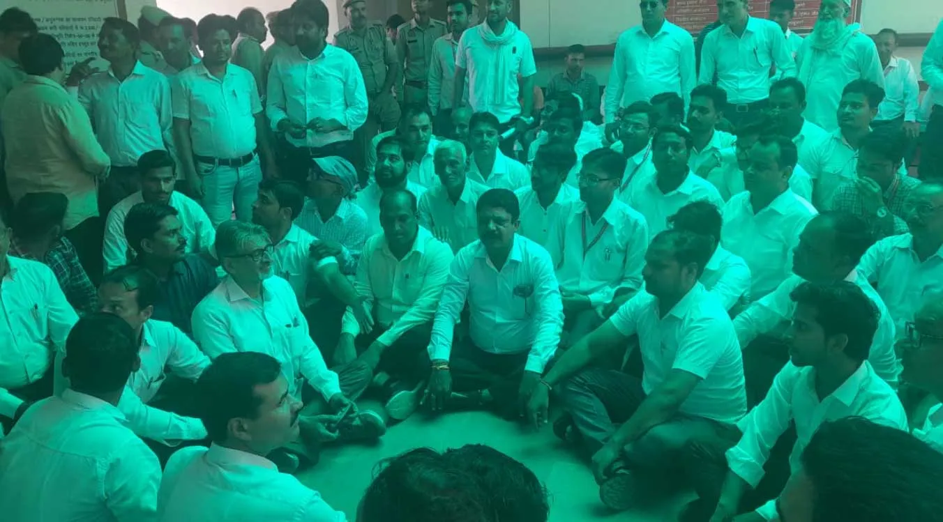 कैराना में सड़कों पर उतरा अधिवक्ता समाज, जमकर की नारेबाजी