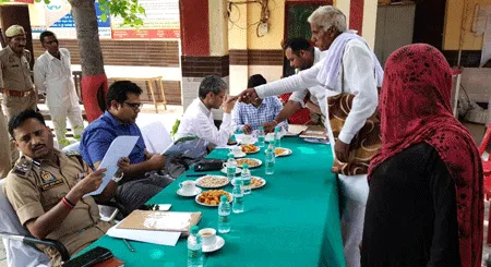 शिकायतों के निस्तारण में लापरवाही बर्दाश्त नही: मंडलायुक्त