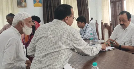 कैराना में मुख्य विकास अधिकारी रणजीत सिंह ने सुनी समस्याएं