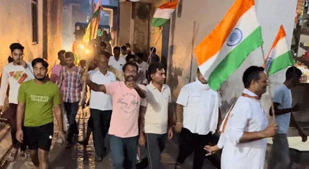 चंद्रयान-3 की सफल लैंडिंग पर निकाली तिरंगा रैली, बांटी मिठाई