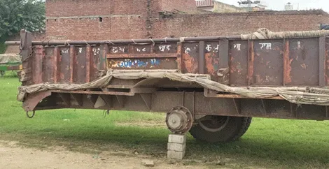 दुस्साहस: चार ट्रॉलियों के टायर चुरा ले गए बदमाश