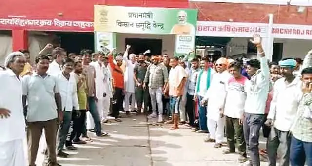 धान मंडी में मजदूर रहे हड़ताल पर