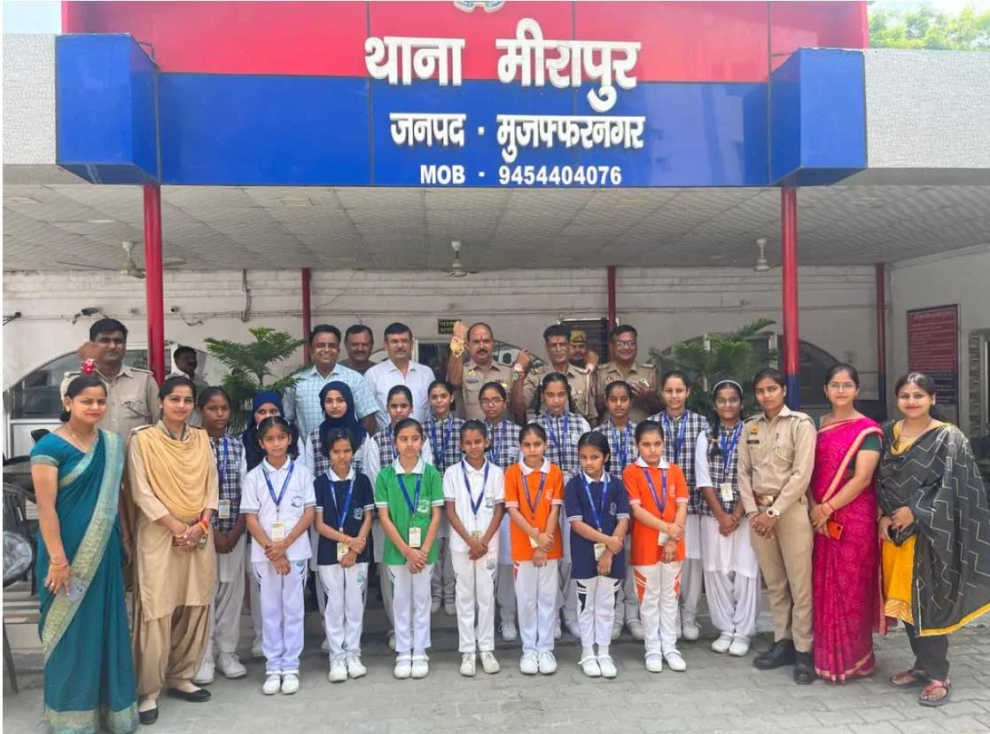 शिखर शिक्षा सदन सीनियर सेकेंडरी स्कूल की छात्राओं ने मीरापुर थाने और स्टेट बैंक में मनाया रक्षाबंधन