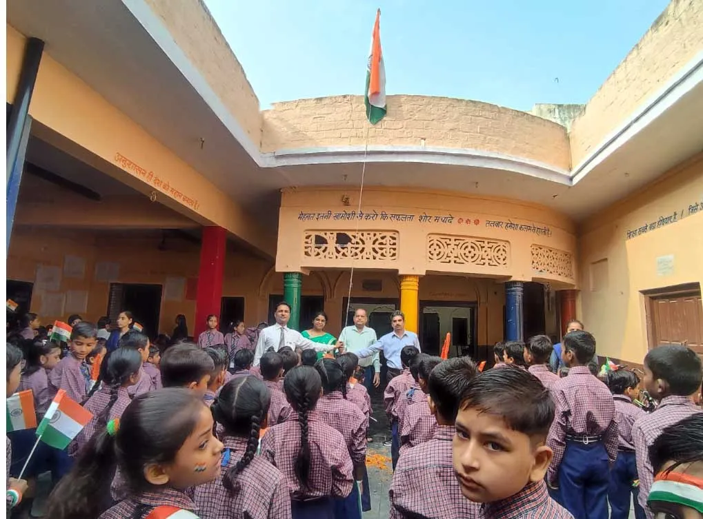 शिखर शिक्षा सदन सीनियर सेकेंडरी स्कूल ने किया विशाल तिरंगा यात्रा का आयोजन