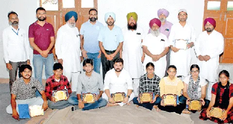 पढ़ाई में अच्छी कार्यप्रणाली दिखाने वाले बच्चे सम्मानित