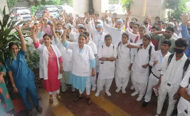 सुनवाई नहीं होने पर आक्रोशित हुई नर्सेज कर्मचारी, प्रदेशभर में किया प्रदर्शन