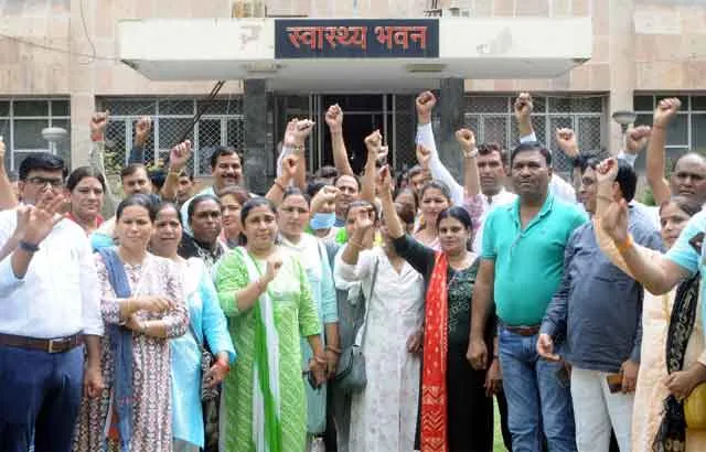 सभी जिला मुख्यालयों पर नर्सेज ने रैली निकाल जिला कलेक्ट्रेट पर प्रदर्शन किए