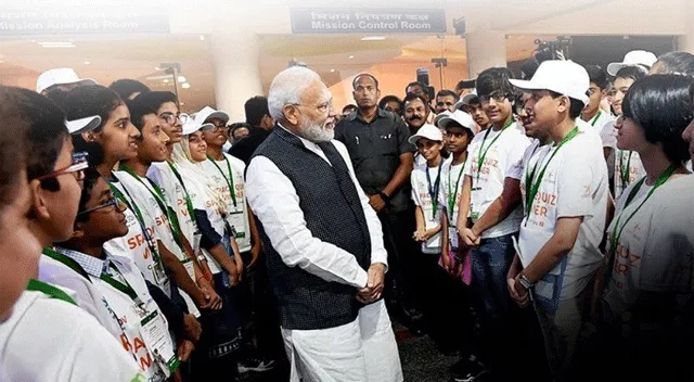 PM Modi to Meet ISRO Scientists: चंद्रयान-3 के ‘चांदों’ से मिलकर भावुक हुए मोदी