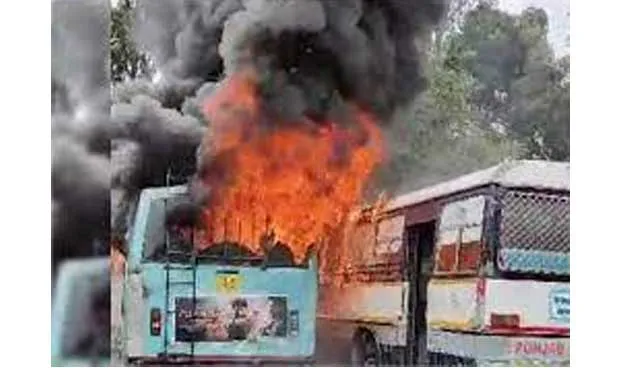 Punjab Roadways: वर्कशॉप में खड़ी पंजाब रोडवेज की दो बसें जलकर राख