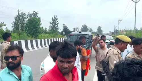 अज्ञात वाहन की टक्कर से गौवंश की मौत पर बजरंगियों का हंगामा
