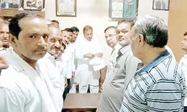 राशन डीलरों ने विभिन्न मांगों को लेकर विधायक को सौंपा ज्ञापन