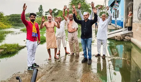 चुलियाणा दूहन में समस्याओं का अंबार, गलियों में खड़े गंदे पानी से ग्रामीण परेशान