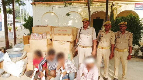 अवैध रूप से चल रही पटाखा फैक्ट्री का भंडाफोड़, चार गिरफ्तार