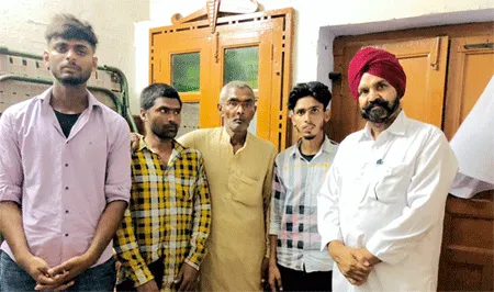 …बरसों बाद बिछुड़े बेटे से मिल पिता की आंखों से बह निकले खुशी के आंसू