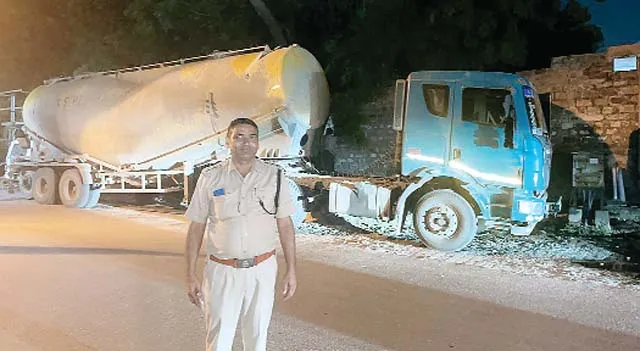 एक करोड़ की अवैध शराब ले जाते दो ट्रकों को पकड़ा, दो गिरफ्तार