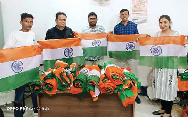आज अवकाश के दिन राष्ट्रीय ध्वज की बिक्री हेतु खुलेंगे डाकघर