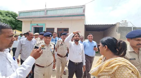 पानी की टंकी पर चढ़े किसानों को उतारने के लिए गांव में पहुंचे डीसी व एसपी, नहीं माने किसान