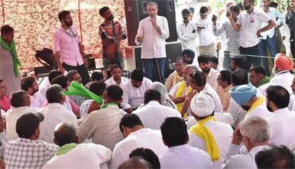 आम आदमी पार्टी की सीनियर वाइस प्रेसिडेंट अनुराग ढांडा का धरनारत किसानों को समर्थन