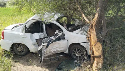 बाइक सवार को बचाने की कोशिश में पेड़ से टकराई कार, पिता की मौत, बेटी घायल