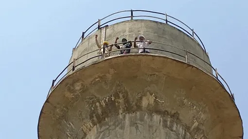 बीमा क्लेम की मांग को लेकर 4 किसान चढ़े नारायण खेड़ा जलकर की टंकी पर