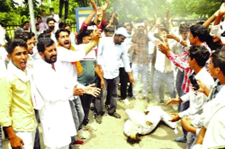 छात्र संगठनों ने किया सीएम का पुतला दहन