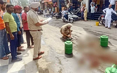 भरे बाजार में तेजधार हथियार से पत्नी पर जानलेवा हमला, गंभीर घायल