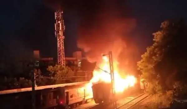 Tamil Nadu Train Fire: मदुरै में रेलवे कोच में आग लगने से 10 लोगों की मौत