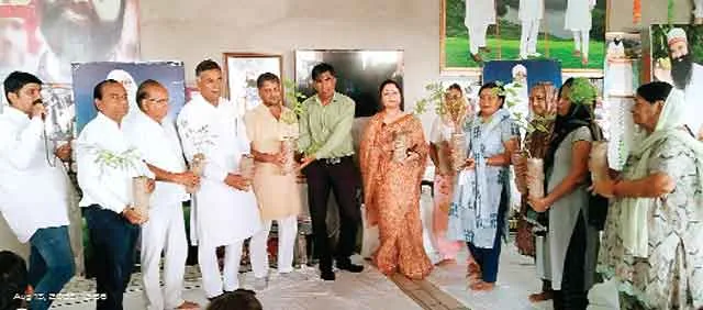 पिता की पुण्यतिथि पर नामचर्चा कर, दो परिवारों को राशन व 121 पौधे लगाए