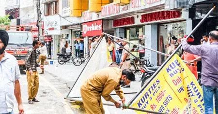 निगम ने नेहरू पार्क रोड से हटाया अतिक्रमण, दुकानों के टेंट उखाड़े