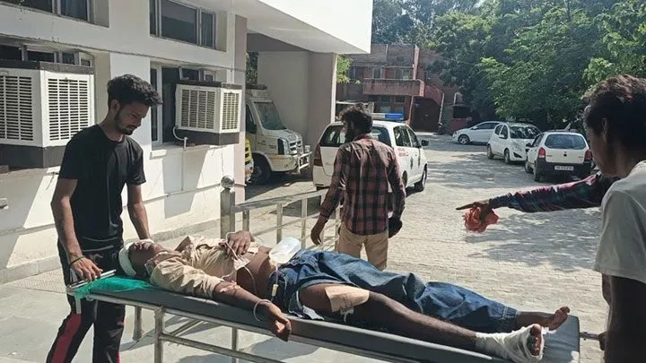 पिकअप आगे आने से दो बाईक चालक भिड़े