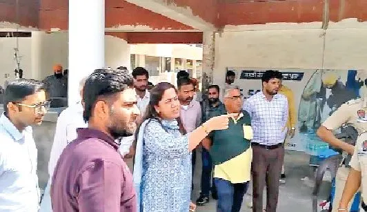 डिप्टी कमिशनर ने निमार्णाधीन बस स्टैंड का किया दौरा