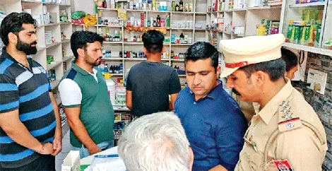 ड्रग इंस्पैक्टर ने पुलिस प्रशासन के सहयोग से मेडिकल पर मारी रेड