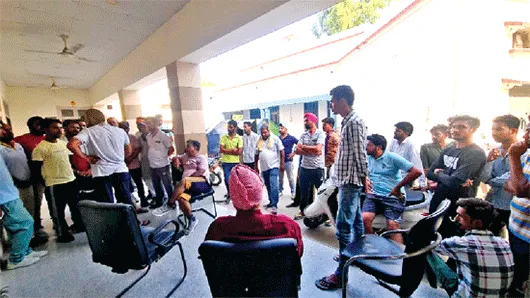 टिपर संचालकों व हैल्परों ने दो महीने का वेतन न मिलने से रोषित होकर की हड़ताल